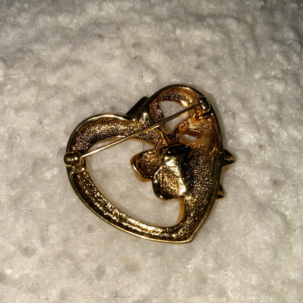 Elegant Gold Heart Brooch with Red Gem‎